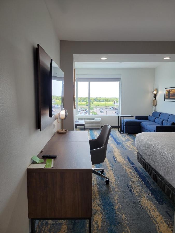 La Quinta Inn & Suites By Wyndham Terrell Bagian luar foto