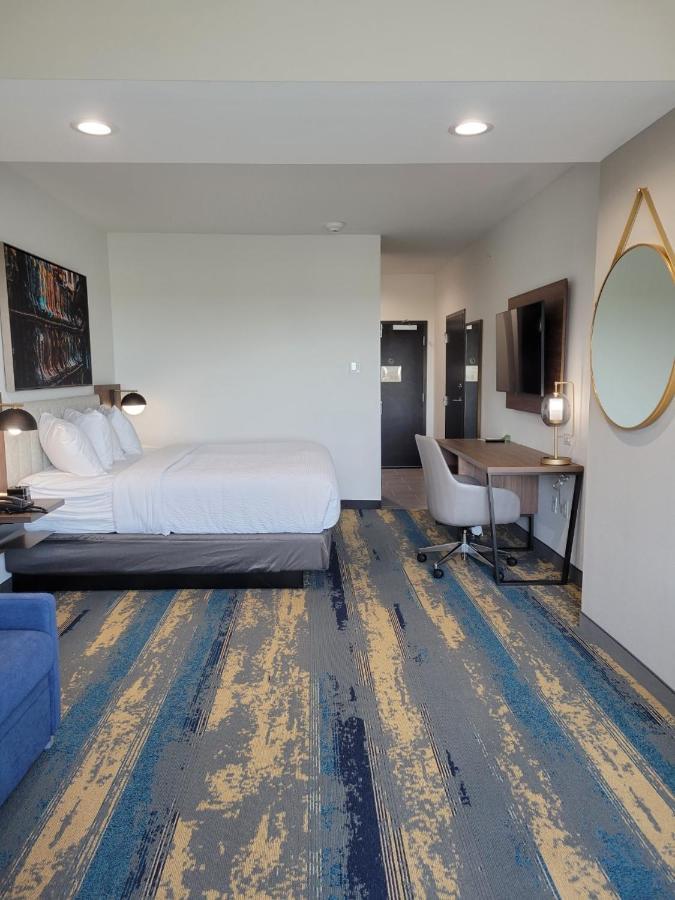La Quinta Inn & Suites By Wyndham Terrell Bagian luar foto