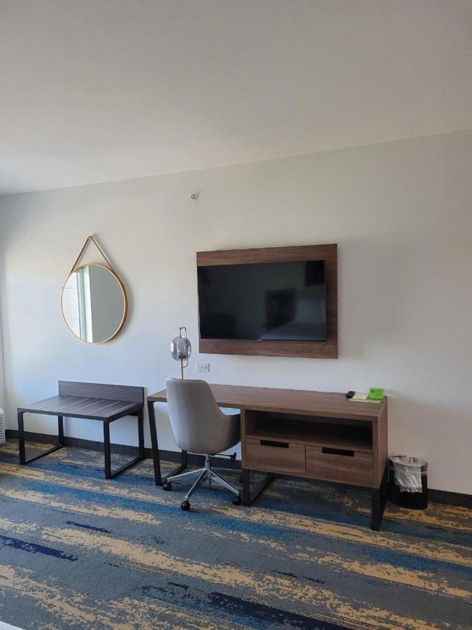 La Quinta Inn & Suites By Wyndham Terrell Bagian luar foto