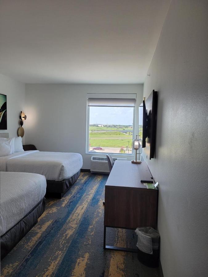 La Quinta Inn & Suites By Wyndham Terrell Bagian luar foto