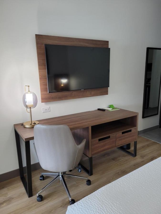 La Quinta Inn & Suites By Wyndham Terrell Bagian luar foto