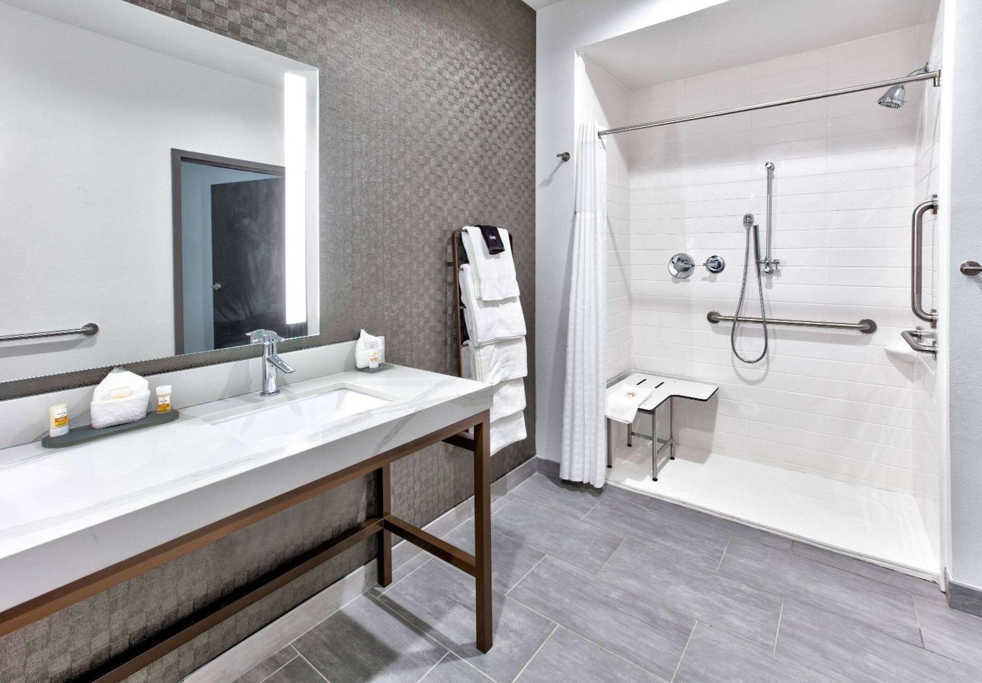 La Quinta Inn & Suites By Wyndham Terrell Bagian luar foto